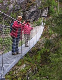 Hängebrücke auf Wanderung durch die Höll.JPG